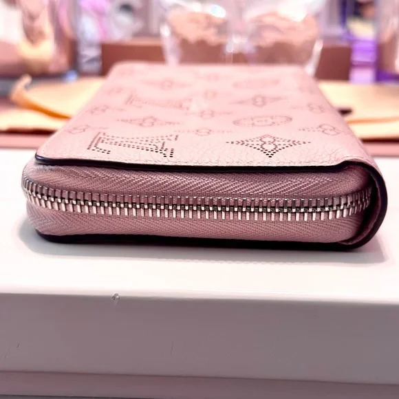 RE LISTED IN CLOSET Louis Vuitton Lilac Mahina Zippy Wallet - Picture 6 of 10
